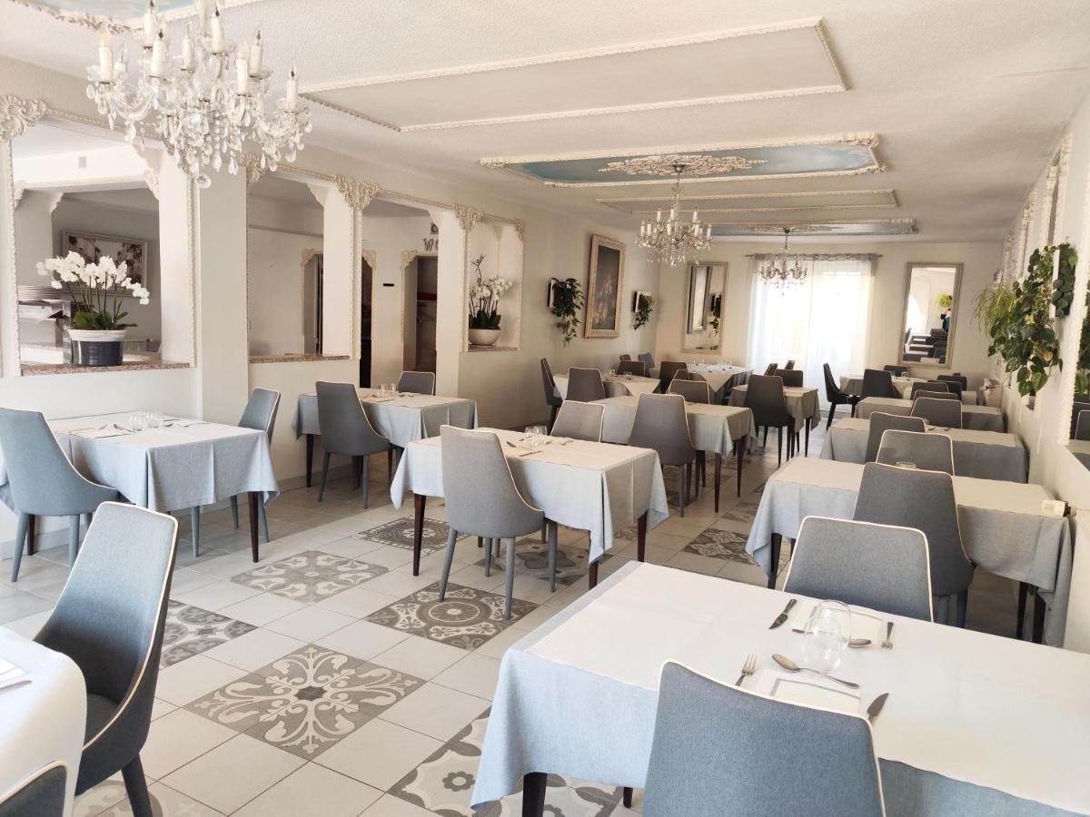 Hotel-Restaurant Le Commerce Nogaro Exterior photo