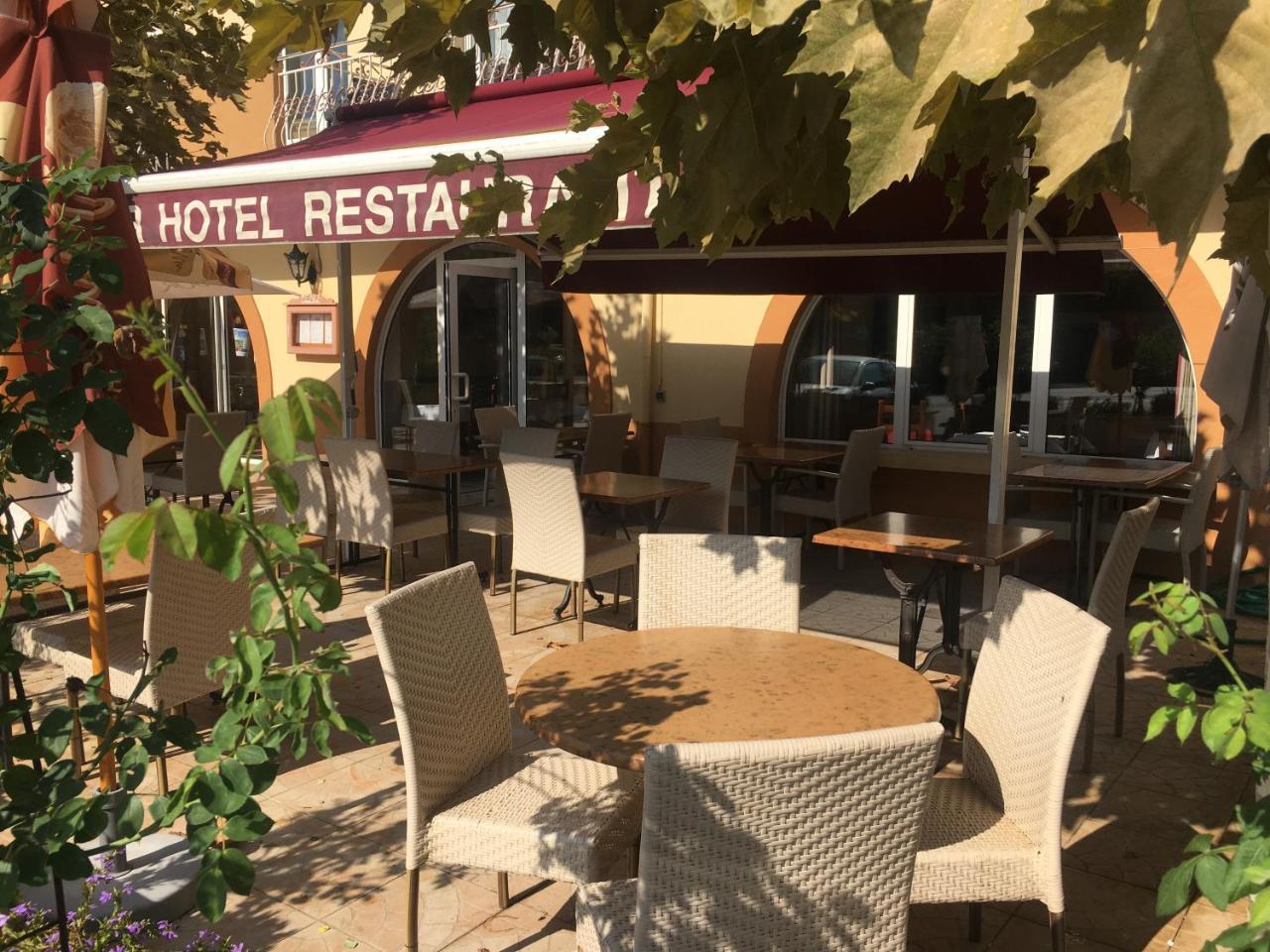 Hotel-Restaurant Le Commerce Nogaro Exterior photo